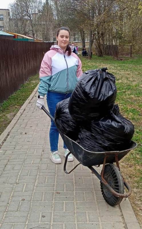 Сотрудники детского сада "Аленушка" вышли на субботник