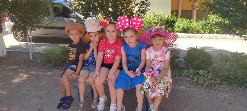 Праздник шляп в гр. 