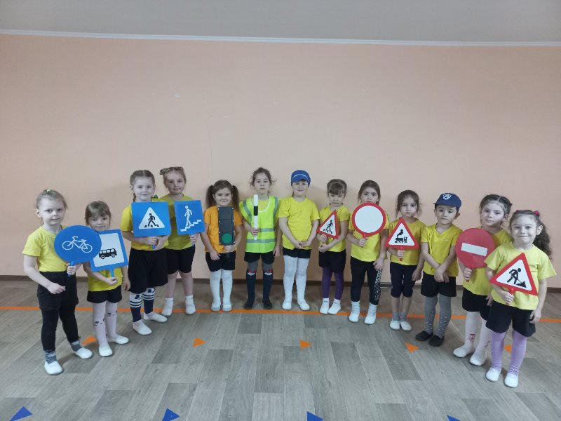 Развлечение "В гостях у Светофора!" в средних группах