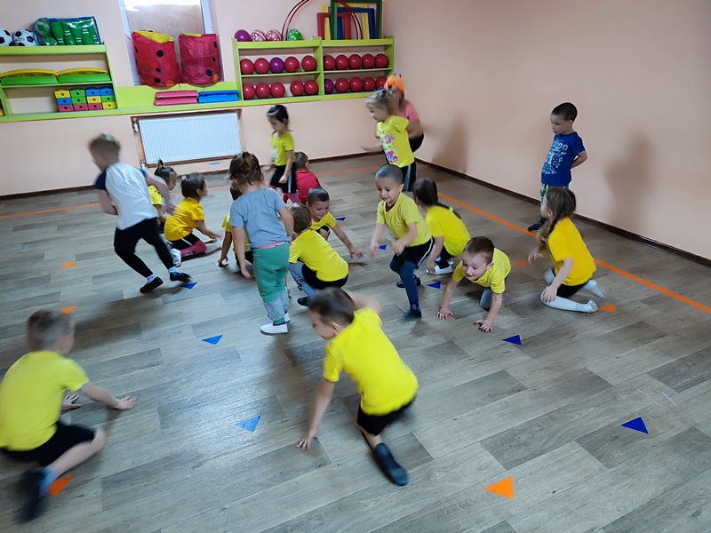 Спортивный досуг "В поисках колобка"