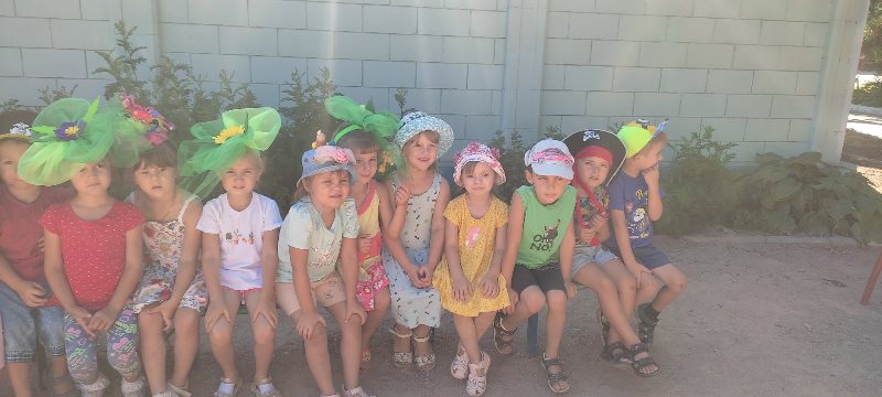 Праздник шляп в гр. "Морячки" и "Звездочки"