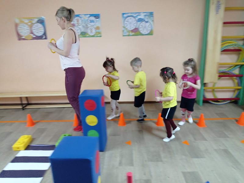 Спортивный досуг "В гостях у Светофора"