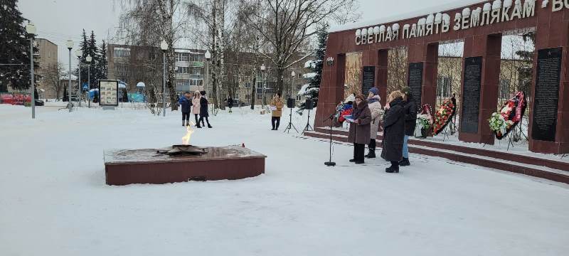 Митинг и церемония у Вечного огня