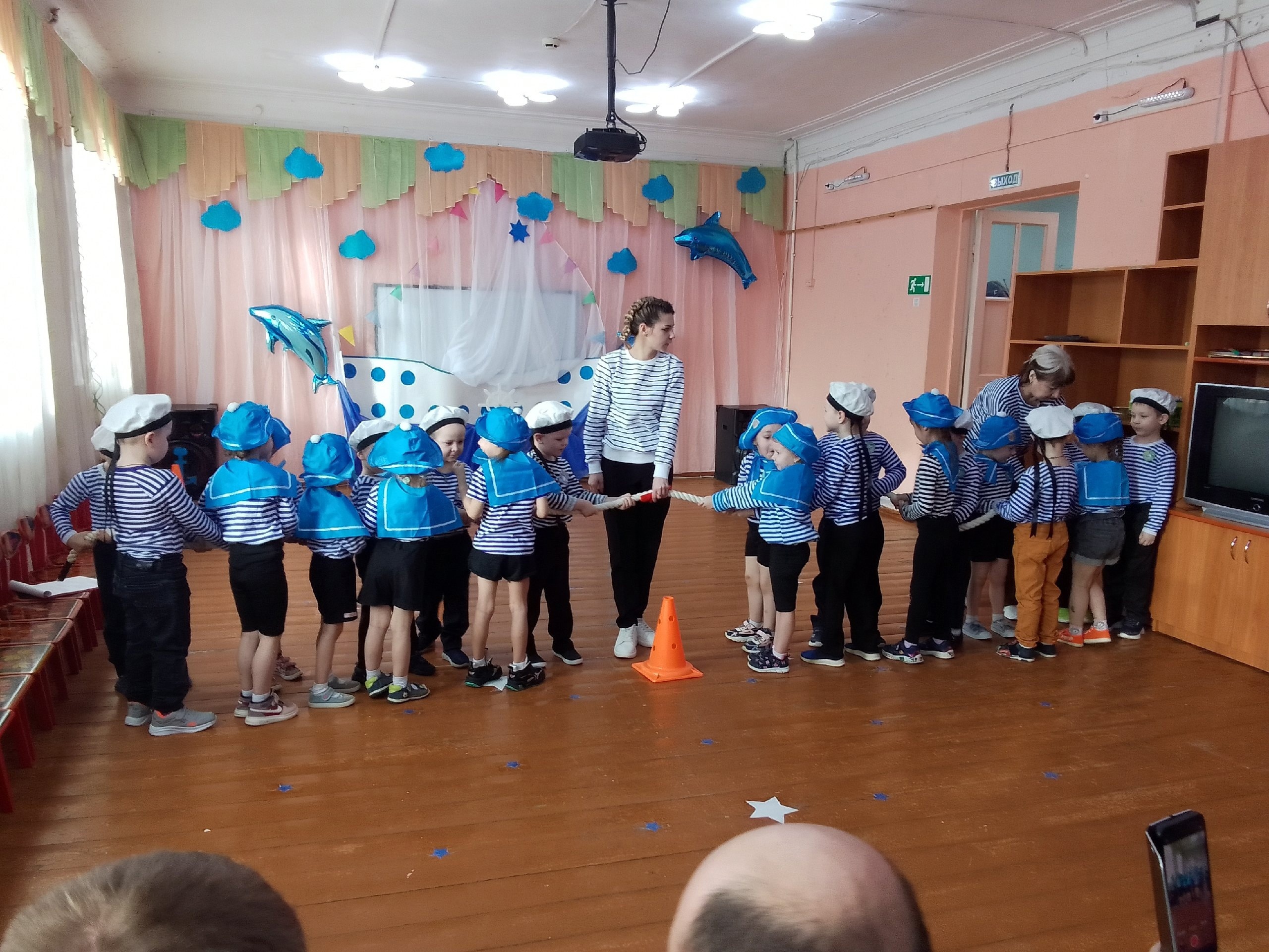 Праздник, посвящённый 23 февраля в средне-старшей группе "Почемучки"