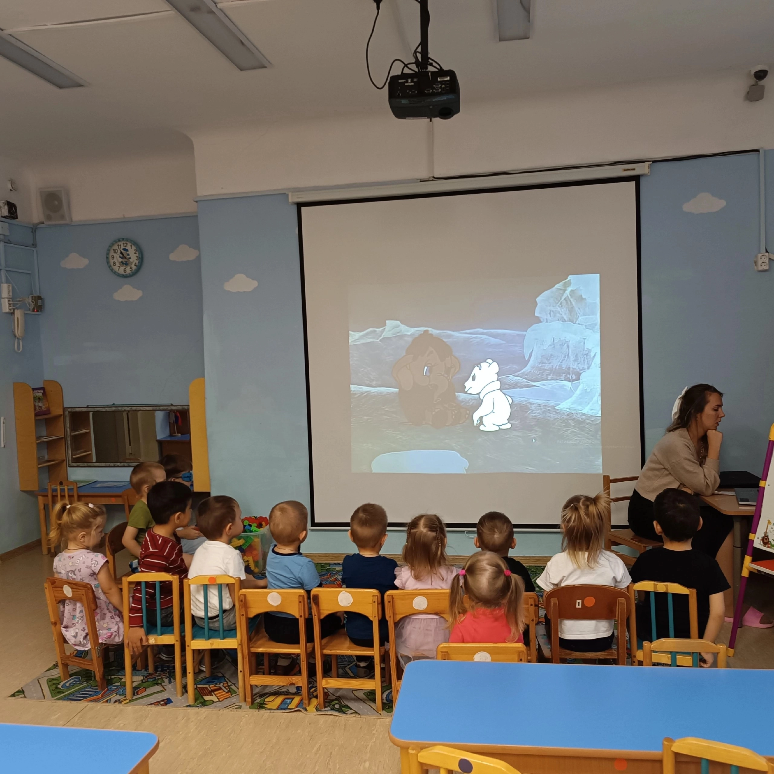 Ребята из второй младшей группы  "Мишутка" посмотрели мультфильмы "Смешарики "Азбука прав" и "Мама для мамонтенка"