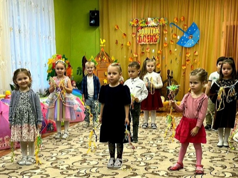 Сарафан надела Осень