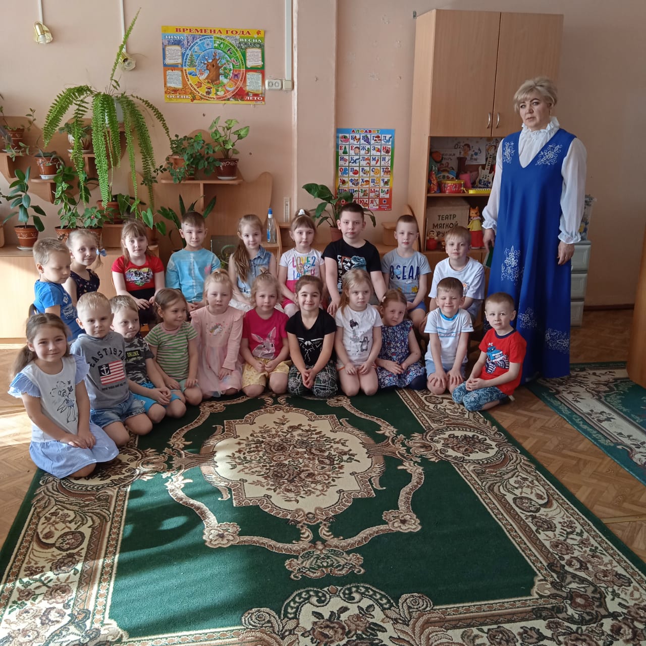 Масленицу любят дети! И рисуют, и поют, и блины вместе пекут! 