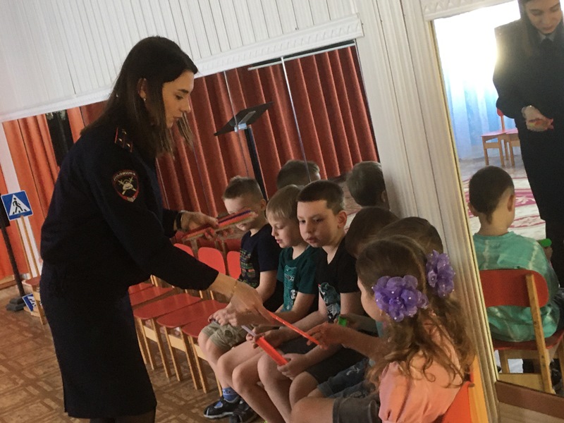 Инспектор по правилам безопасности дорожного движения в гостях у детей