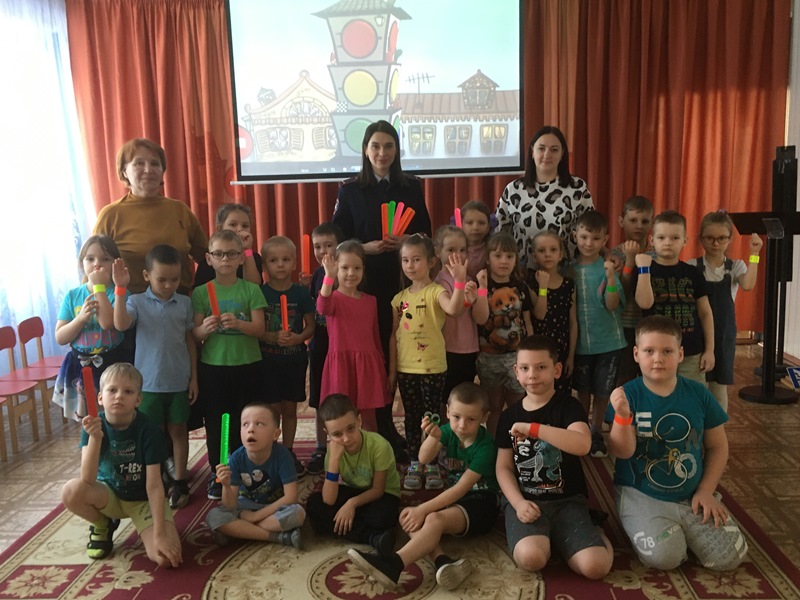 Инспектор по правилам безопасности дорожного движения в гостях у детей