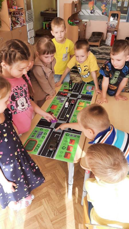 "Всем ребятам нужно знать, как по улице шагать!"