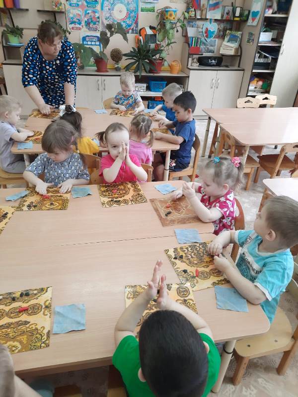 «Покормите снегирей!» - пример заботливых малышей