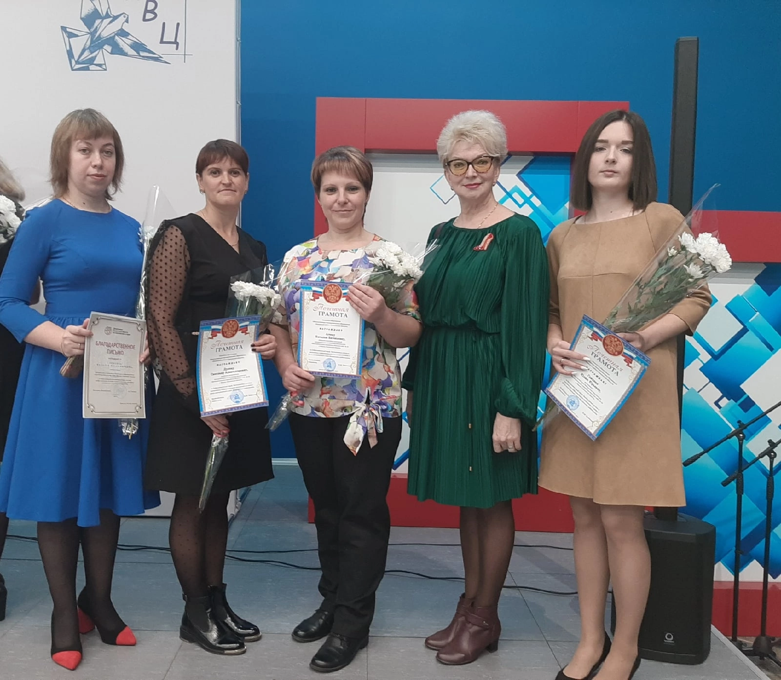 Педагоги поздравляют коллег с наградами ко Дню учителя и дошкольного работника