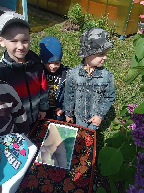 Очень цепкий паразит, Крепко в теле он сидит. Пьёт он кровушку зверей, Впиться может и в людей Очень цепкий паразит, Крепко в теле он сидит. Пьёт он кровушку зверей, Впиться может и в людей
