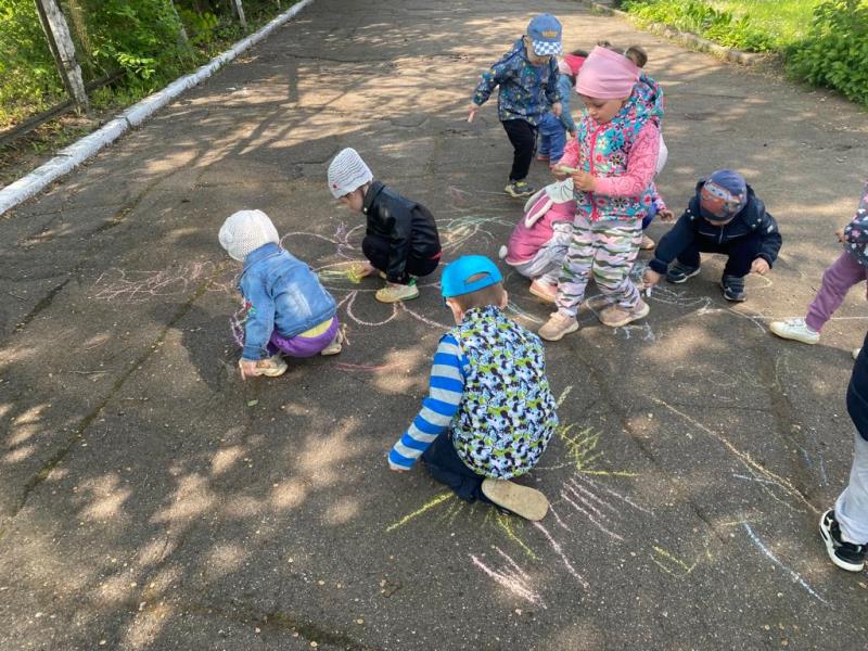 1 июня «Я рисую этот мир» - конкурс рисунков на асфальте