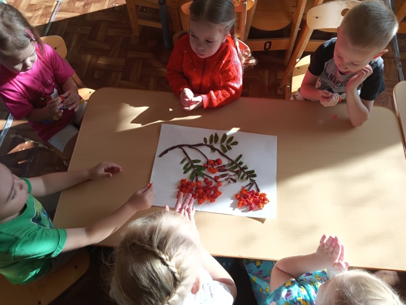 Рябиновый подарок от дошколят ко Дню воспитателя и всех дошкольных работников