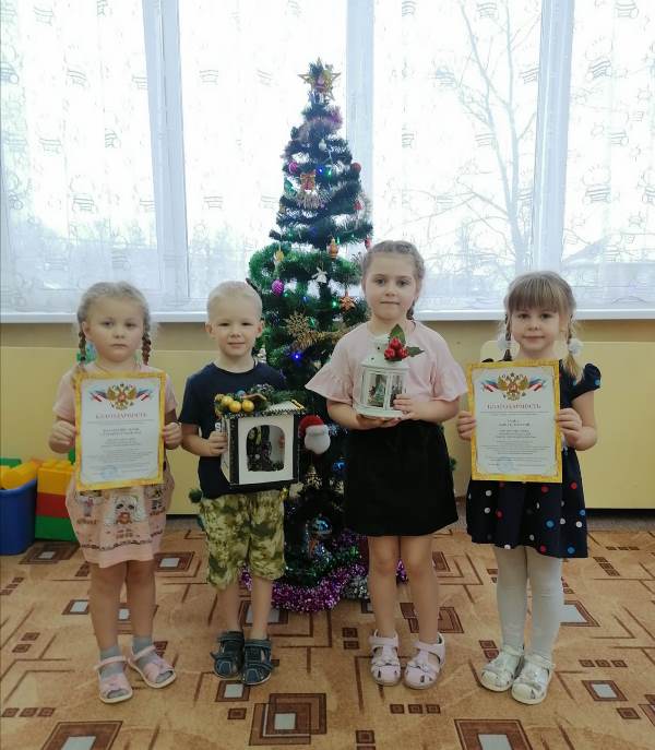 "Рождественские фонари зажигают свои огни" - выставка совместного творчества детей и родителей