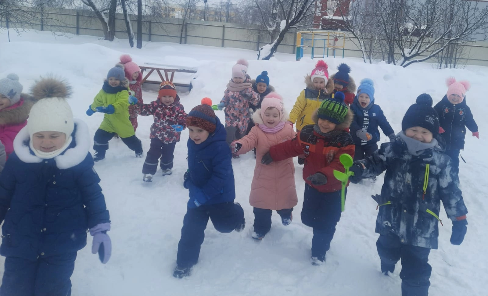 День снеговика в саду День снеговика в саду