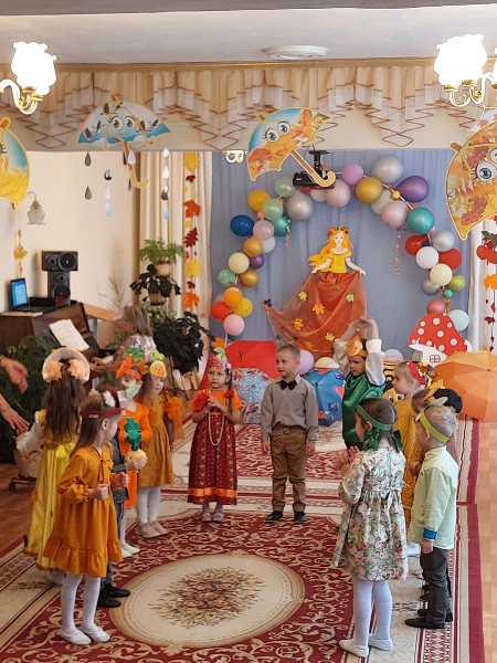 Осенний праздник в старшей группе "Колокольчик"