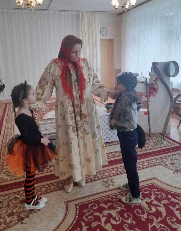 Музыкальное театрализованное представление по сказке К. Чуковского "Федорино горе" в исполнении детей старшей группы "Ромашка" и подготовительной к школе группы "Теремок"