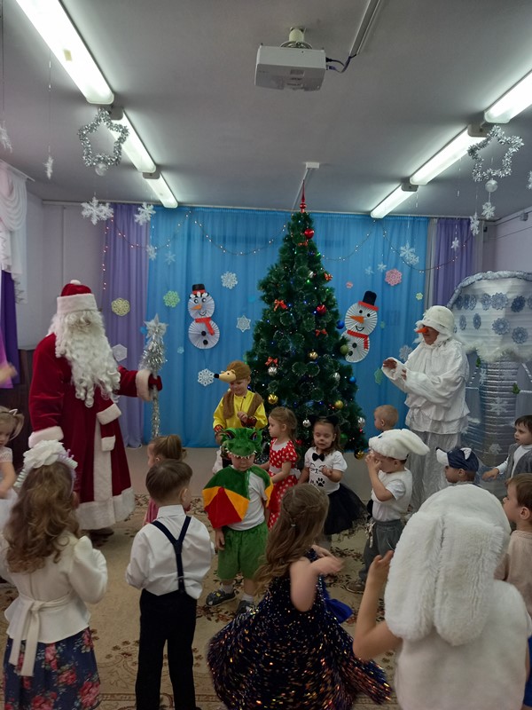 Новогодний утренник в группах "Ромашка" и "Светлячки"