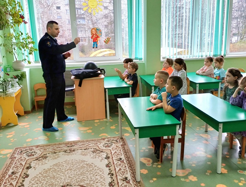 Сотрудник полиции в гостях у дошкольников