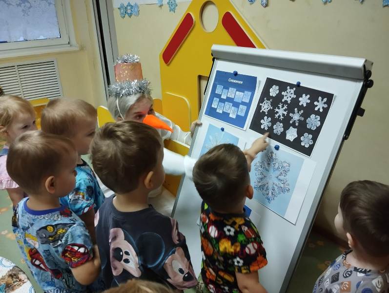 Снеговик в гостях у малышей