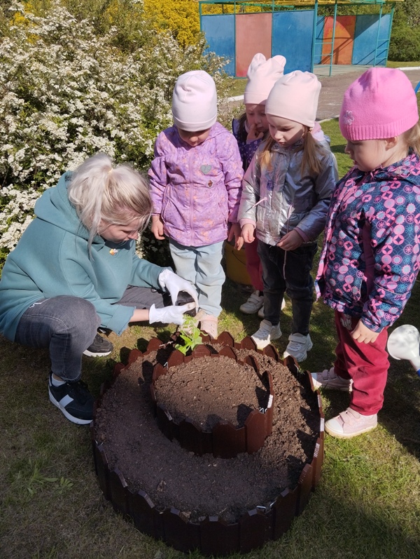 Посадили мы цветы – вот какие молодцы!
