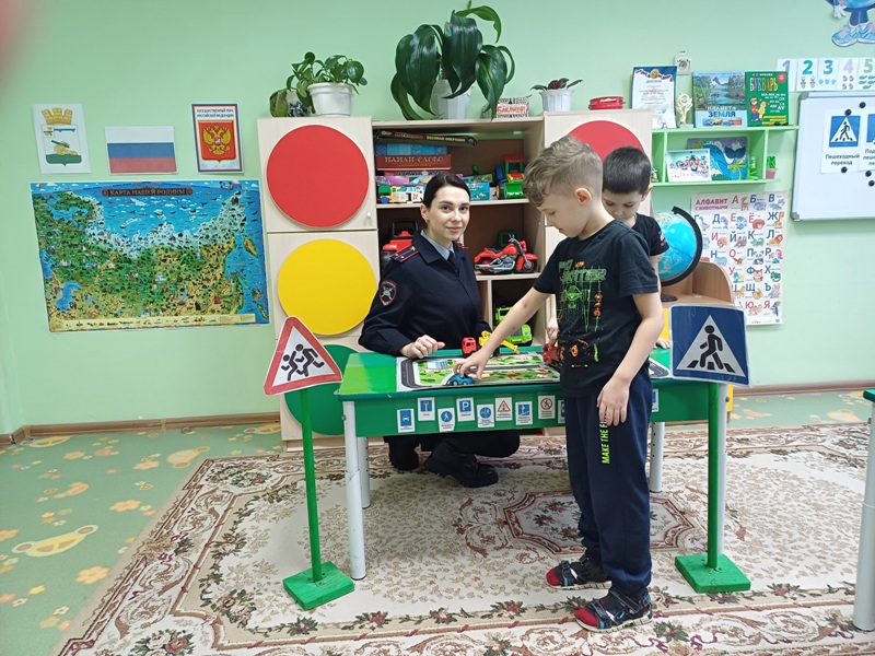 Инспектор ГИБДД в гостях у ребят из подготовительной группы