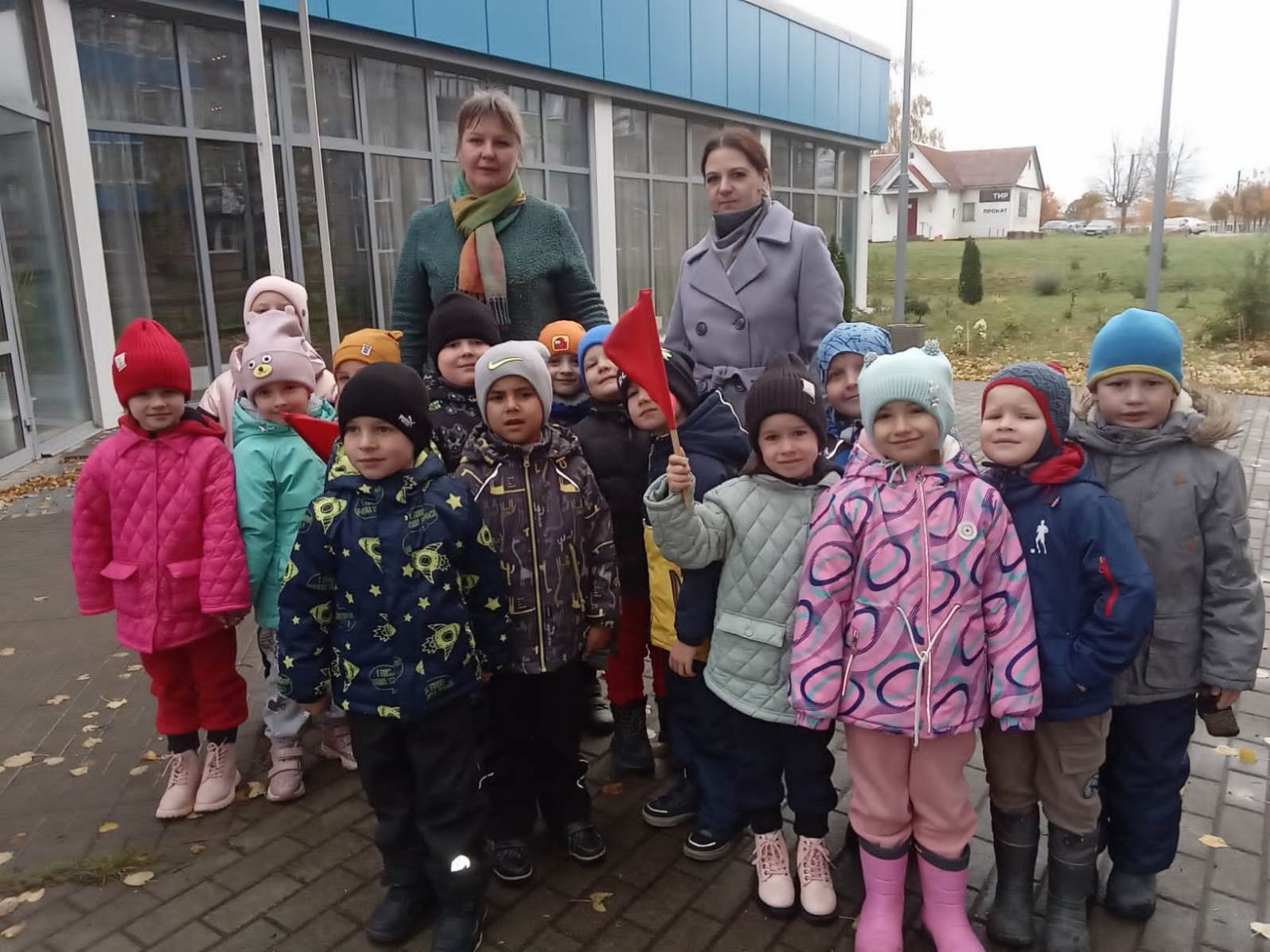 Дети на экскурсии в удивительном мире фантазии из металла