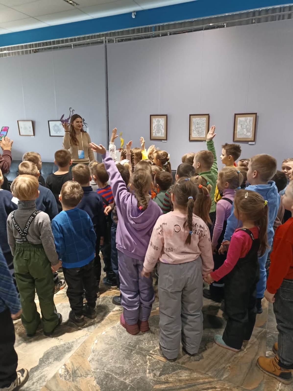 Дети на экскурсии в удивительном мире фантазии из металла