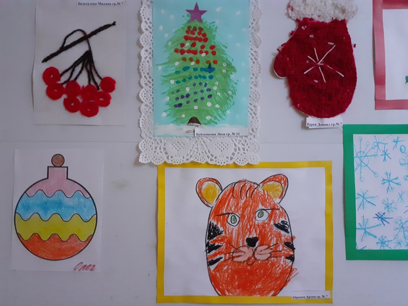 Выставка детских рисунков "Волшебница - зима"