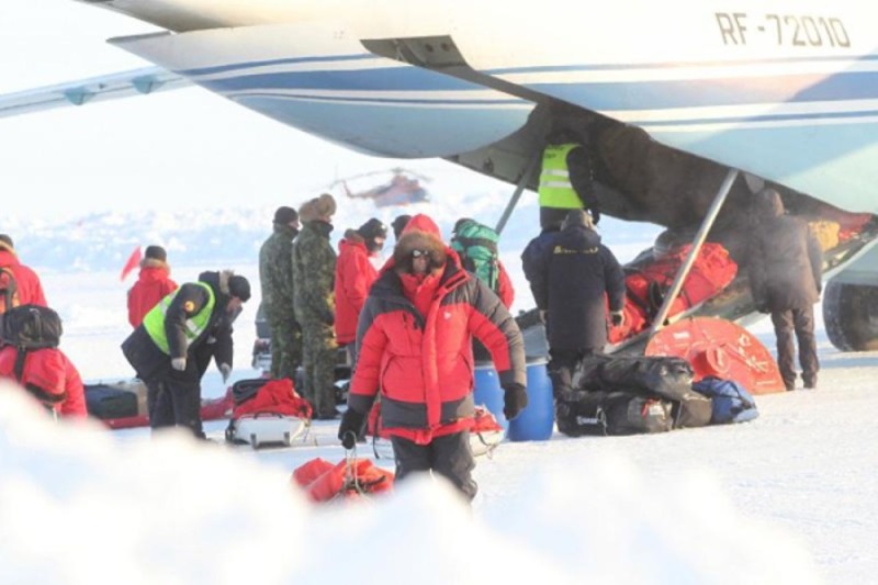 Одежда полярников. Люди на северном полюсе. Пограничный столб россии в арктике. Полярники в москве. Суровый полярник.