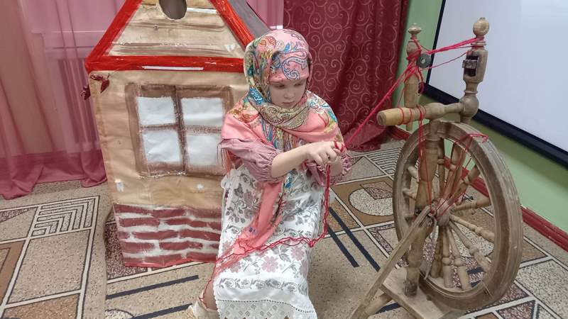 Ребята подготовительной к школе группы показали театрализацию сказки А.С.Пушкина «Сказка о рыбаке и рыбке».