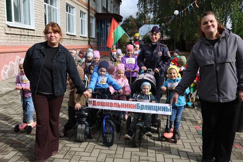 «Едем по правилам»: велопробег дошколят покоряет Клинцы! 