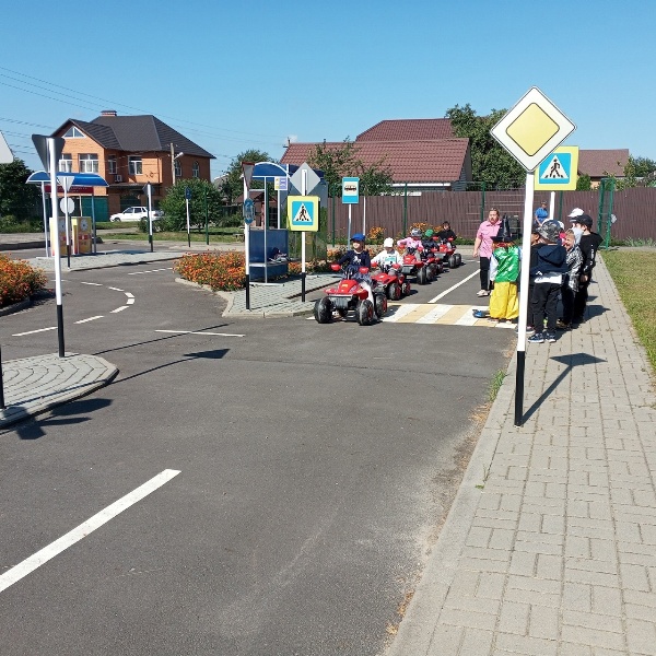 Воспитанники подготовительной к школе группы посетили автогородок "ДоДо"