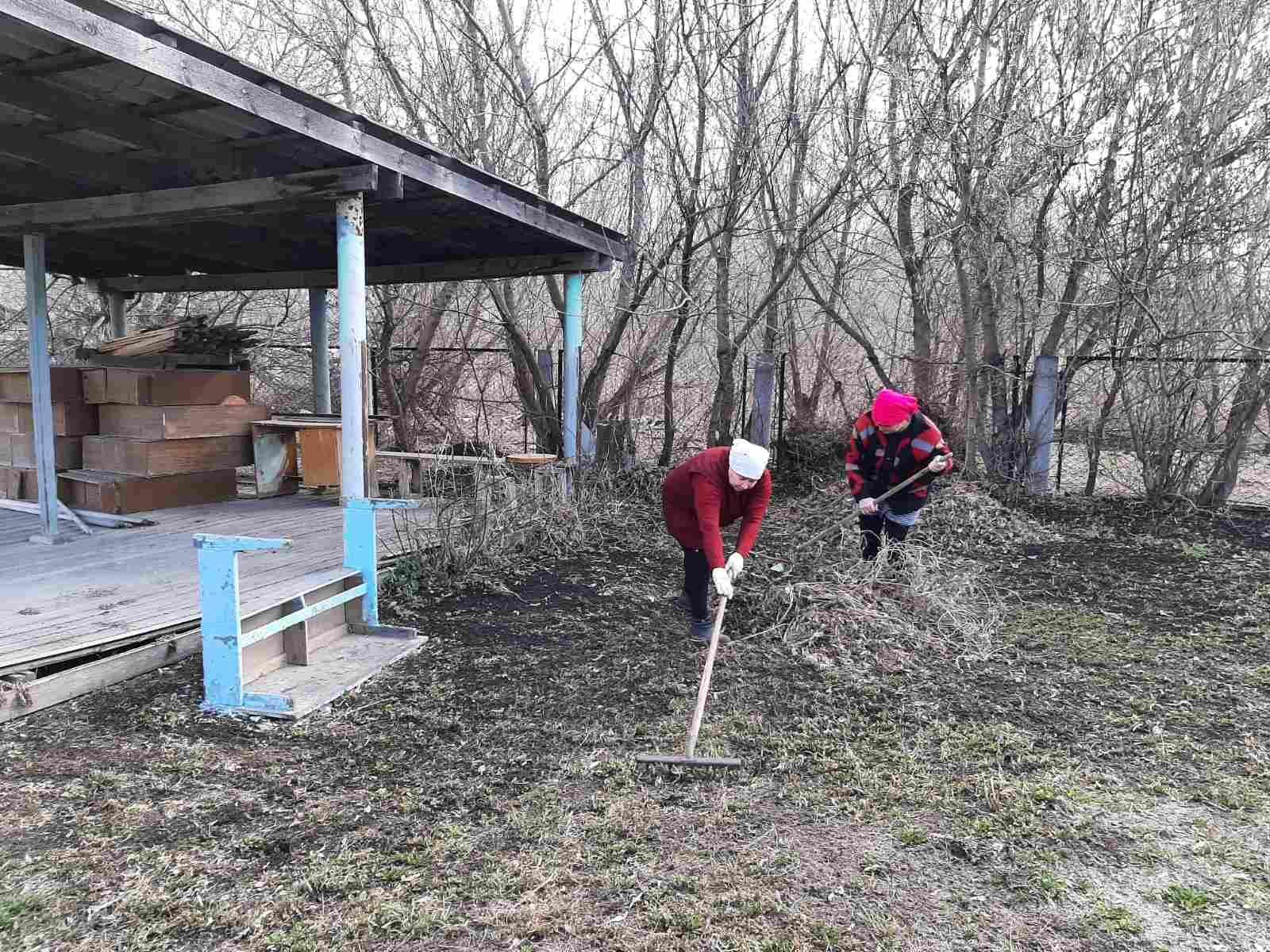Очередной субботник по уборке территории детского сада.