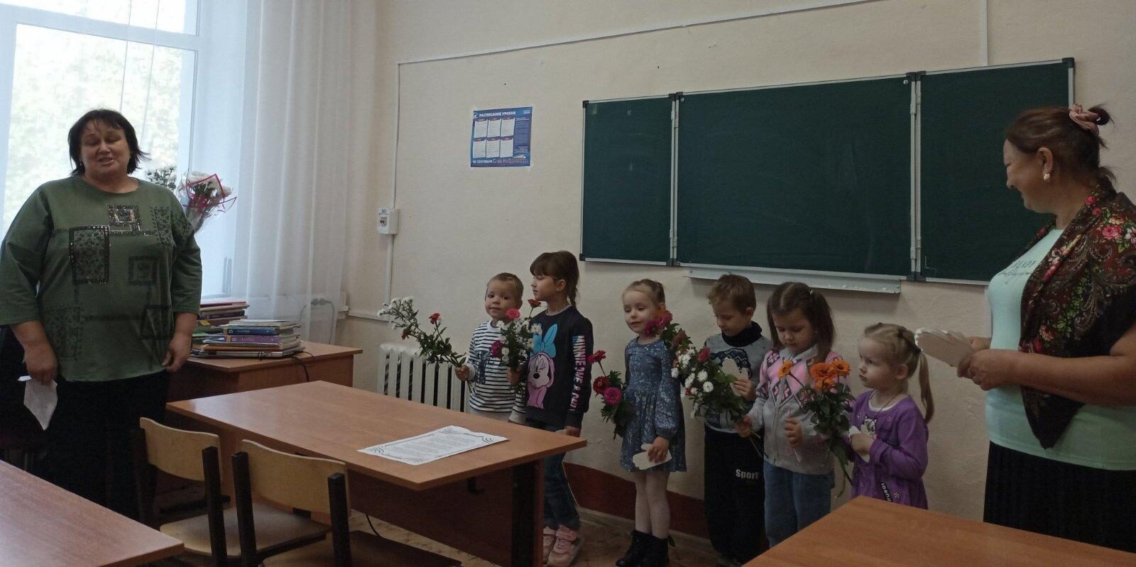 Поздравление учителей Бекетоввской СОШ.