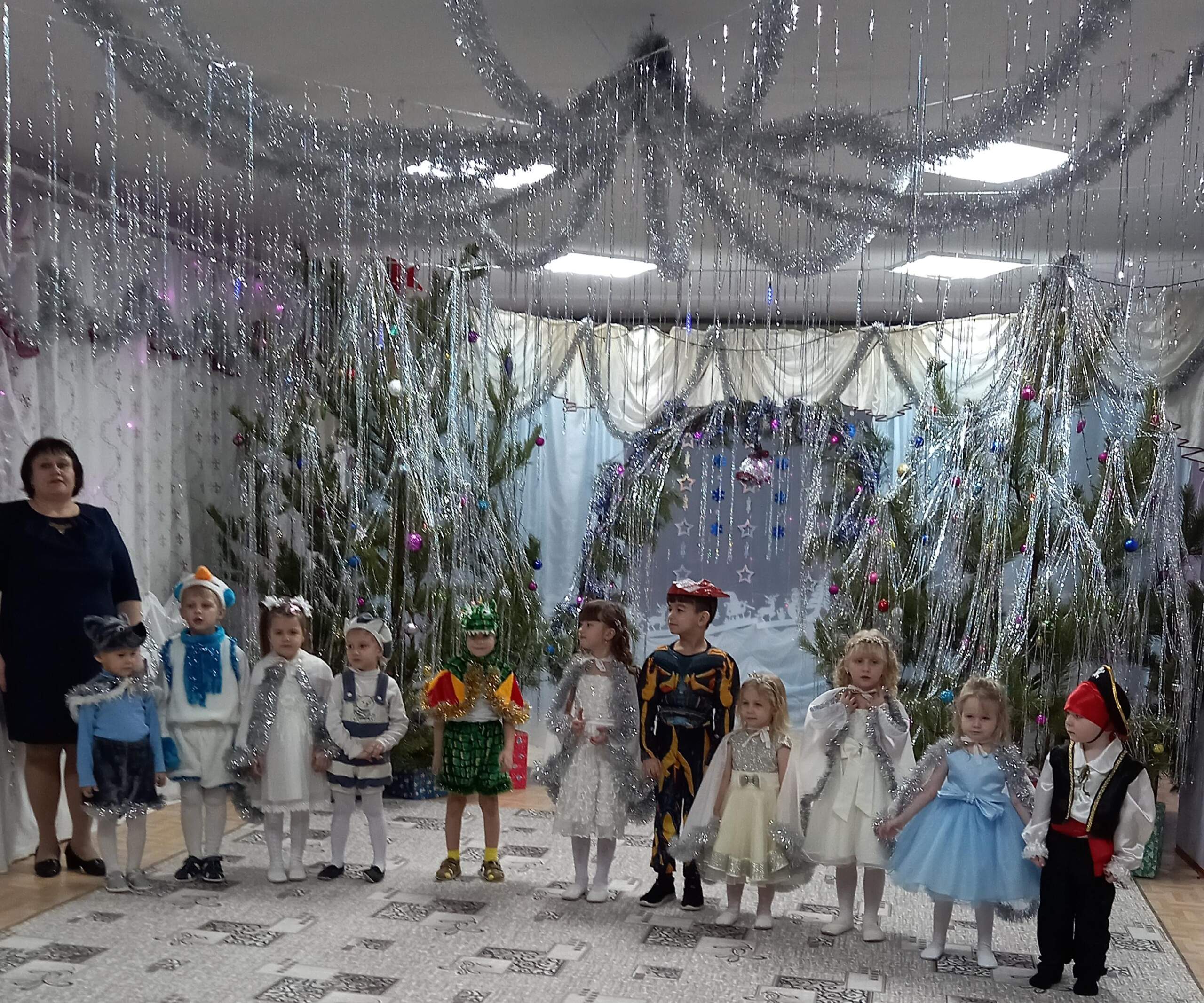 Новогодний праздник прошёл для ребят средней-старшей группы.