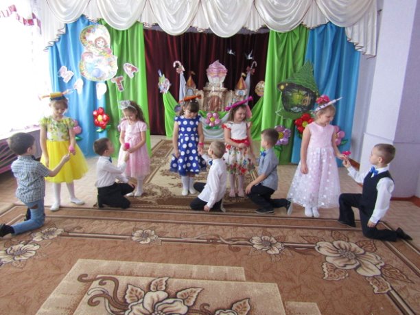 8 марта в старше- подготовительной группе.