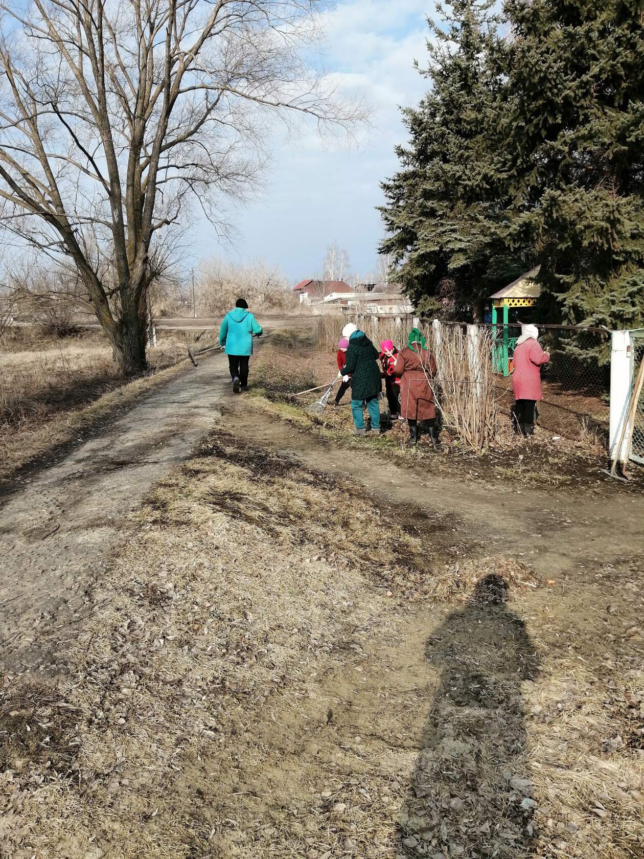 Субботник по благоустройству территории детского сада.