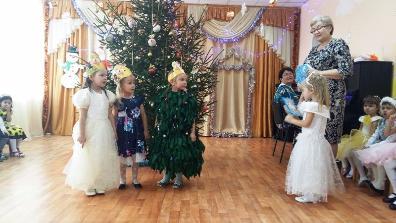 Новогодний утренник в средней группе Новогодний утренник в средней группе