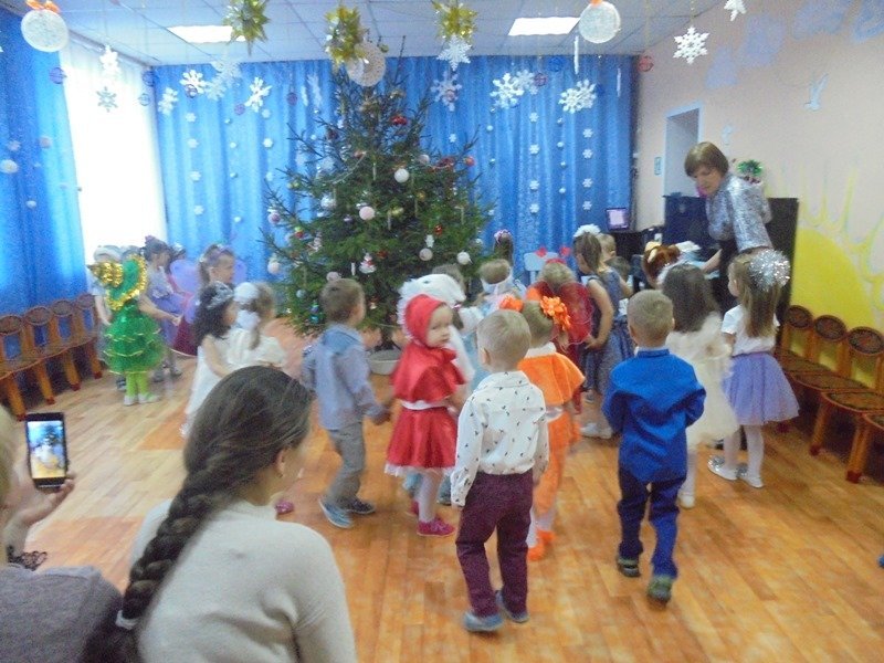 Новогодний утренник в 2 младшей группе.