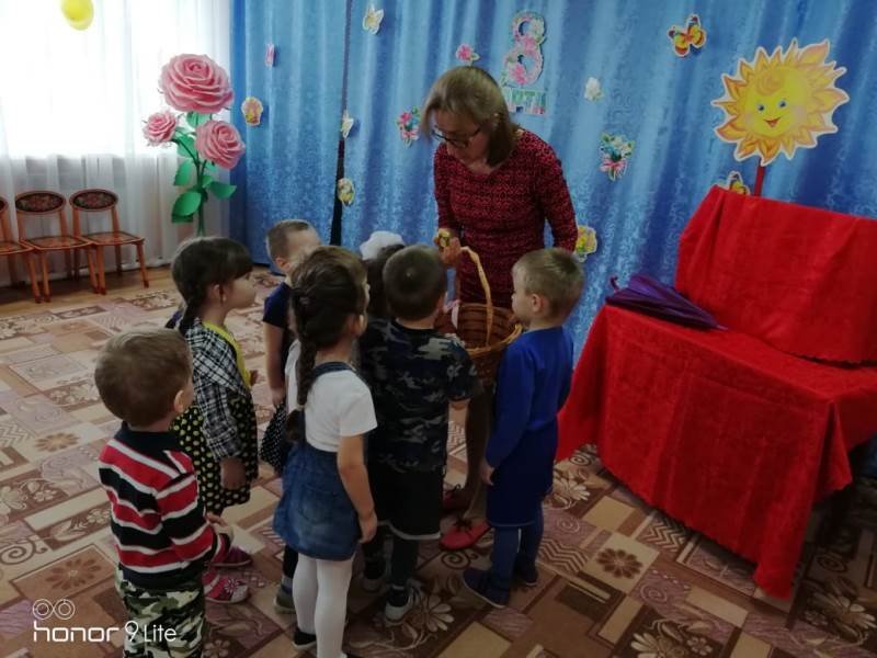 8 марта в первой младшей группе