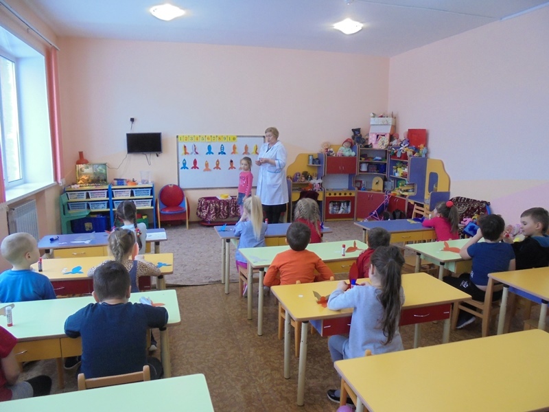 Ребята старшей группы клеили подарки – ракеты для своих пап.