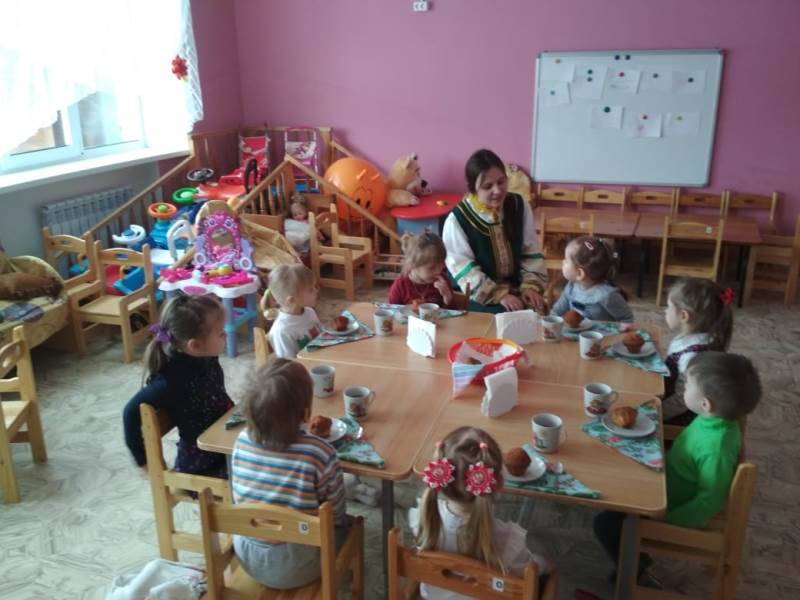 В гости к малышам первой младшей группы пришла кукла Мила.