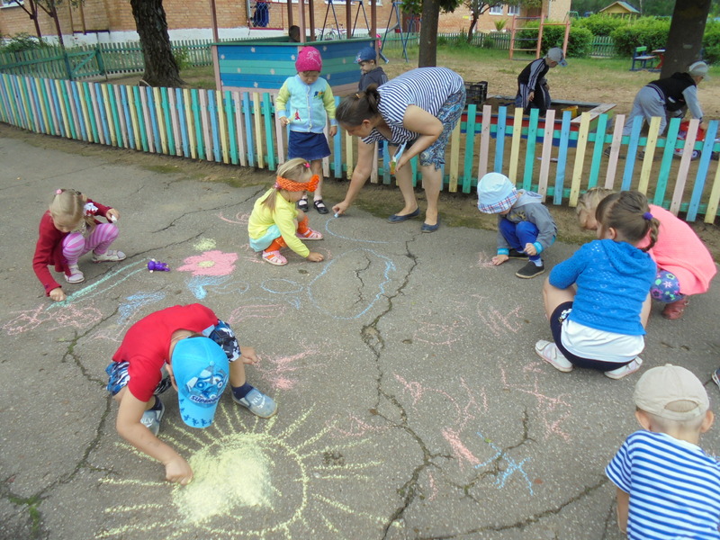 Дети рисовали лето.