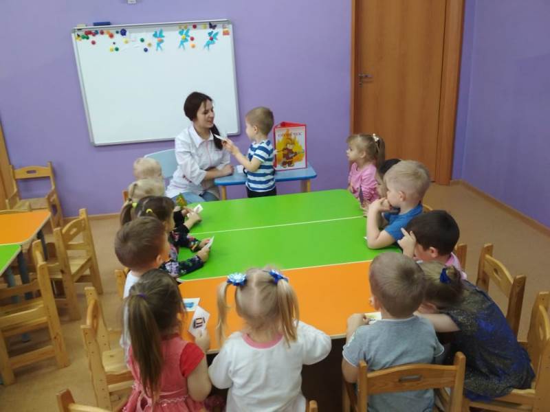 Знакомство с пожарной машиной и профессией пожарного во второй младшей группе. Знакомство с пожарной машиной и профессией пожарного во второй младшей группе.