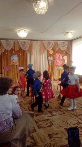Поздравляем с праздником весны! Поздравляем с праздником весны!