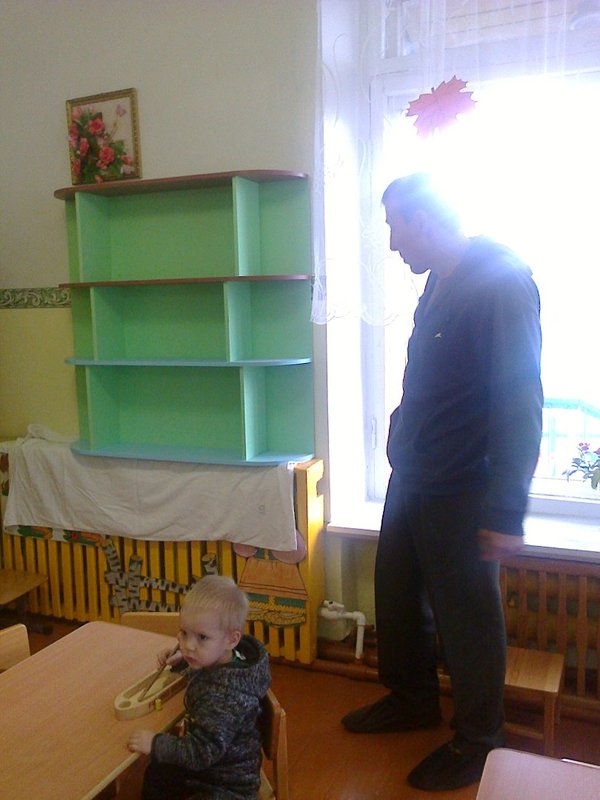 Родители помогают в оформлении группы Родители помогают в оформлении группы
