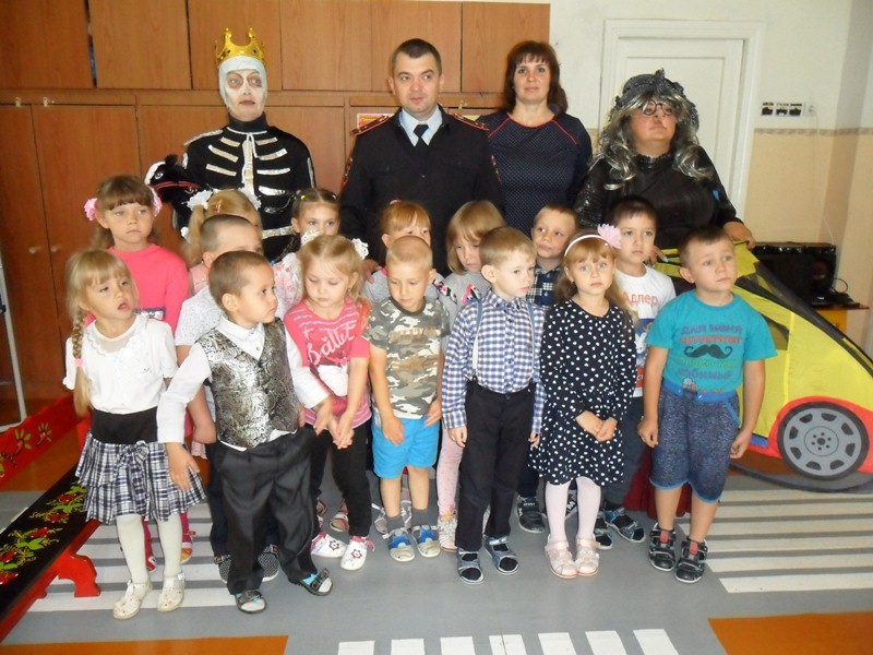 Юные пешеходы в Стране дорожных знаков